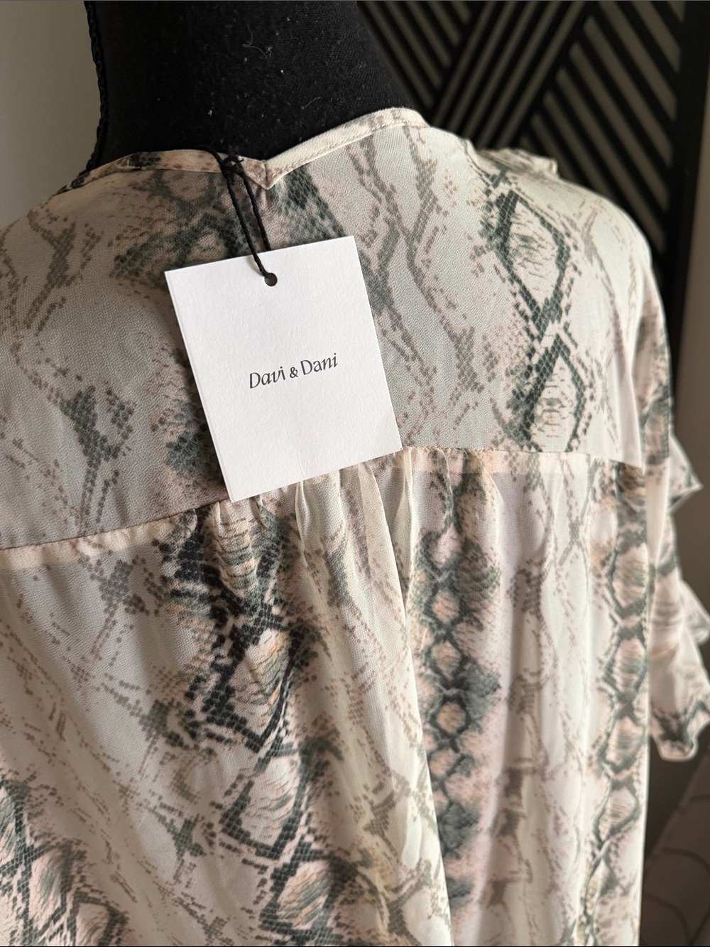DAVI & DANI Neutral Snake-Print Ruffle Kimono medium - Picture 5 of 13